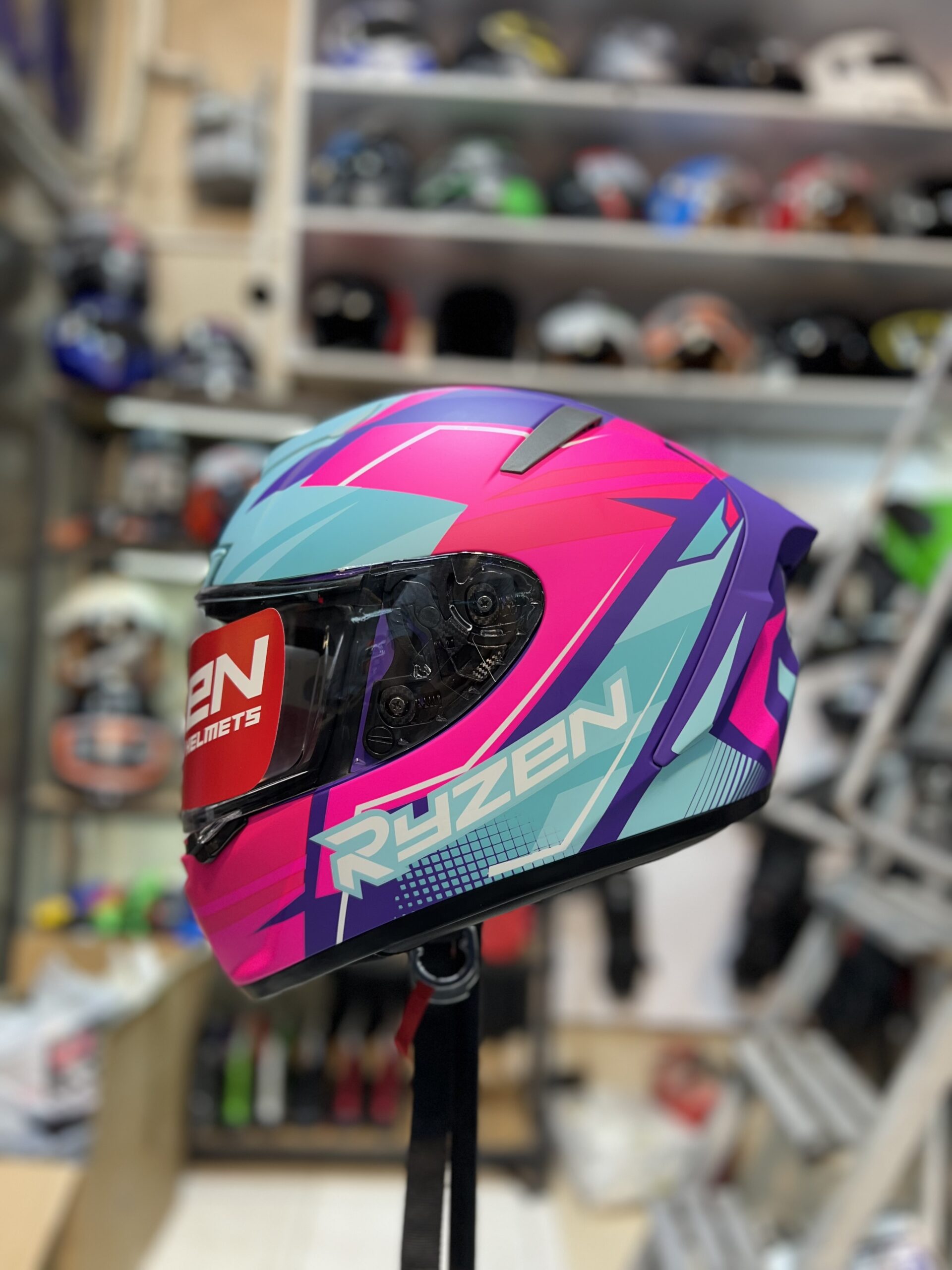 IMG_7222 کلاه کاسکت برند ryzen صورتی فک ثابت مدل zx-550 - Image 1